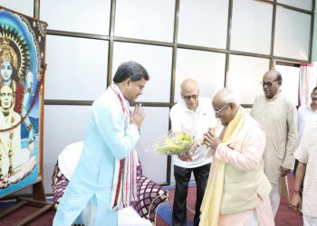 মহারাজ শ্রীমৎ কালীপদ ভট্টাচার্য্য’র দর্শন করলেন মুখ্যমন্ত্রী