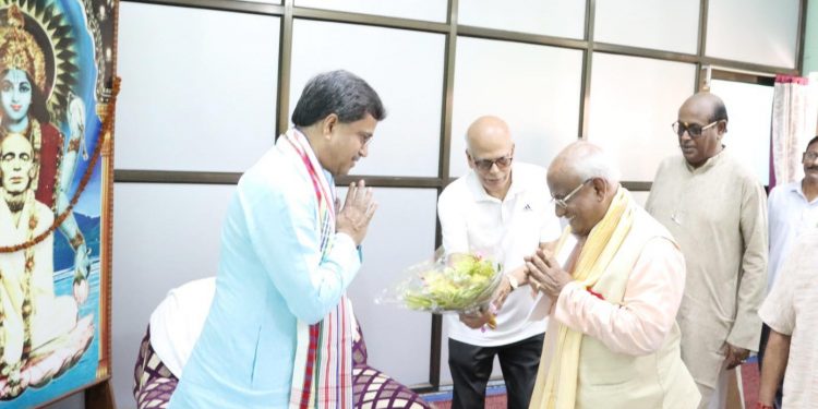 মহারাজ শ্রীমৎ কালীপদ ভট্টাচার্য্য’র দর্শন করলেন মুখ্যমন্ত্রী