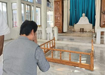 অনুকূল ঠাকুরের মন্দিরে  প্রার্থনা করলেন সাংসদ