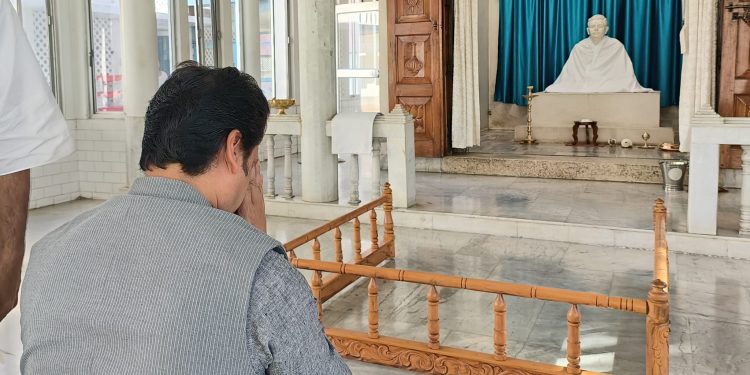 অনুকূল ঠাকুরের মন্দিরে  প্রার্থনা করলেন সাংসদ