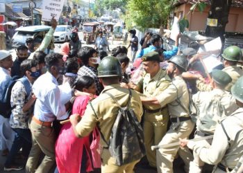 নিয়োগের দাবিতে শিক্ষামন্ত্রীর বাড়ি ঘেরাও এস টি জি টি বেকার যুবক-যুবতীদের