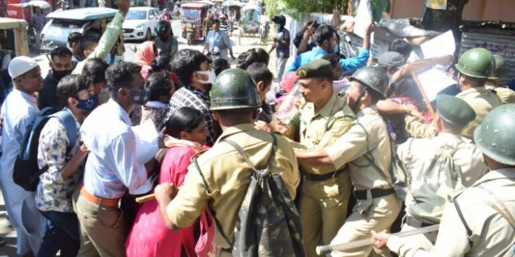 নিয়োগের দাবিতে শিক্ষামন্ত্রীর বাড়ি ঘেরাও এস টি জি টি বেকার যুবক-যুবতীদের