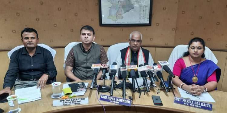 সাফাই কর্মীর সন্তানদের জন্য অনুদানের ঘোষণা দিলেন মেয়র