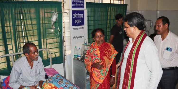 তিলথৈ প্রাথমিক স্বাস্থ্য কেন্দ্রটি পরিদর্শন করলেন মুখ্যমন্ত্রী