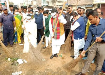 মহারাজগঞ্জ বাজারে স্বচ্ছতা অভিযান করলেন মুখ্যমন্ত্রী