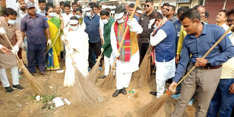 মহারাজগঞ্জ বাজারে স্বচ্ছতা অভিযান করলেন মুখ্যমন্ত্রী