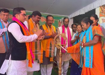 ব্রক্ষ্মকুন্ড চা বাগানে কর্মরত শ্রমিকদের সাথে দেখা করলেন কেন্দ্রীয় প্রতিমন্ত্রী