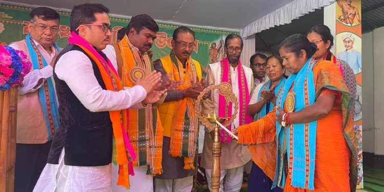 ব্রক্ষ্মকুন্ড চা বাগানে কর্মরত শ্রমিকদের সাথে দেখা করলেন কেন্দ্রীয় প্রতিমন্ত্রী