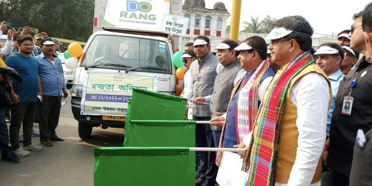 মুখ্যমন্ত্রীর হাত দিয়ে শুভ সূচনা প্রচার গাড়ির