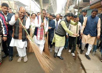 স্বচ্ছ আগরতলা-শ্রেষ্ঠ এিপুরা কর্মসূচিতে অংশ নিলেন মুখ্যমন্ত্রী