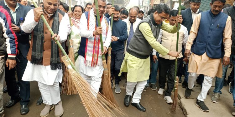 স্বচ্ছ আগরতলা-শ্রেষ্ঠ এিপুরা কর্মসূচিতে অংশ নিলেন মুখ্যমন্ত্রী