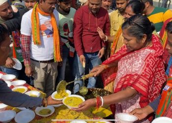 কার্যকর্তাদের নিজের হাতে খাওয়ালেন দিদি প্রতিমা