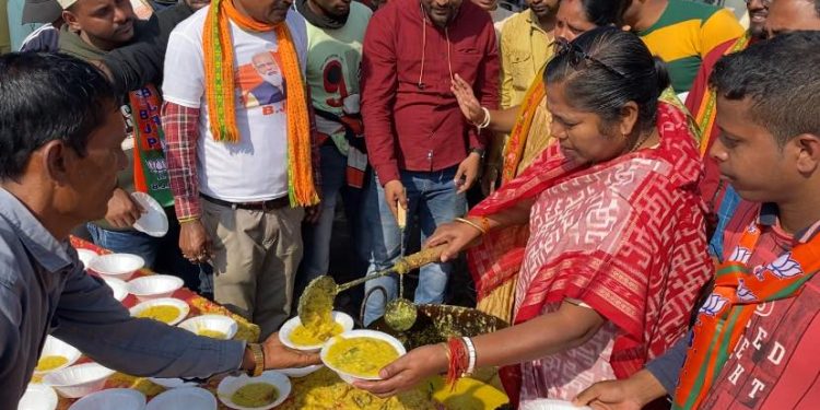 কার্যকর্তাদের নিজের হাতে খাওয়ালেন দিদি প্রতিমা