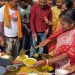 কার্যকর্তাদের নিজের হাতে খাওয়ালেন দিদি প্রতিমা