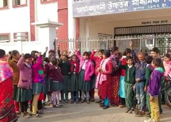 শিক্ষক বদলির প্রতিবাদে বিক্ষোভ