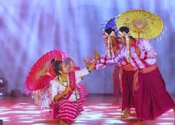 সাংগ্রাই নৃত্যের শিল্পীদের শুভেচ্ছা জানালেন মুখ্যমন্ত্রী