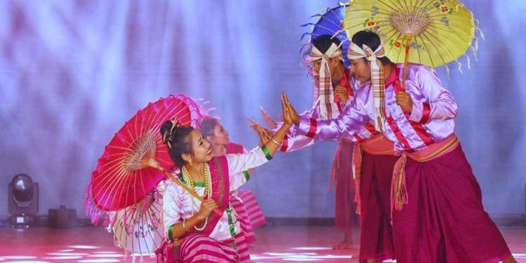 সাংগ্রাই নৃত্যের শিল্পীদের শুভেচ্ছা জানালেন মুখ্যমন্ত্রী