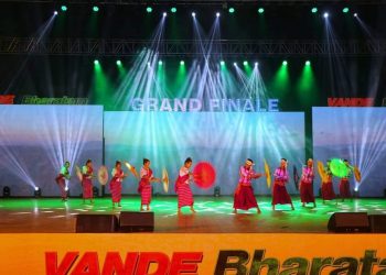 নৃত্যশিল্পীদের শুভেচ্ছা জানালেন কেন্দীয় প্রতিমন্ত্রী