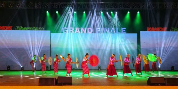 নৃত্যশিল্পীদের শুভেচ্ছা জানালেন কেন্দীয় প্রতিমন্ত্রী