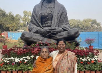 মায়ের সঙ্গে সংসদ ভবনে কেন্দ্রীয় প্রতিমন্ত্রী