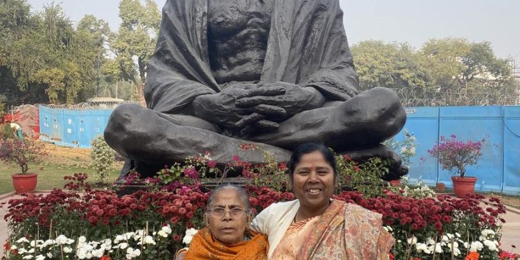 মায়ের সঙ্গে সংসদ ভবনে কেন্দ্রীয় প্রতিমন্ত্রী