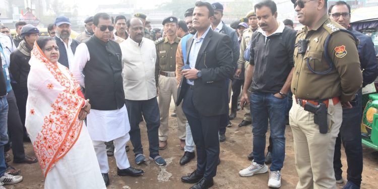 পরিদর্শনে মেয়র দীপক মজুমদার।