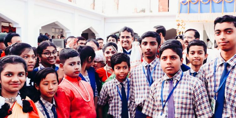 “নিষ্পাপ শিশুদের মধ্যে ঈশ্বর বাস করে”