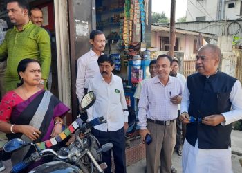 বটতলা এলাকায় ড্রেন সংস্কারের কাজ পরিদর্শনে মেয়র