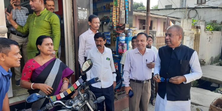 বটতলা এলাকায় ড্রেন সংস্কারের কাজ পরিদর্শনে মেয়র