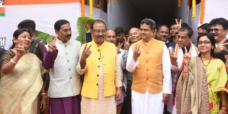 অধিক আসন নিয়ে ক্ষমতায় আসবে বিজেপি