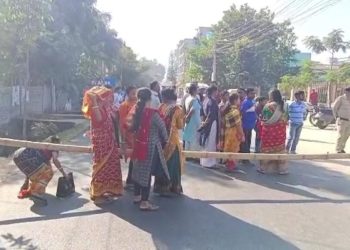 মেলা বাতিলের দাবিতে অভিভাবকদের বিক্ষোভ