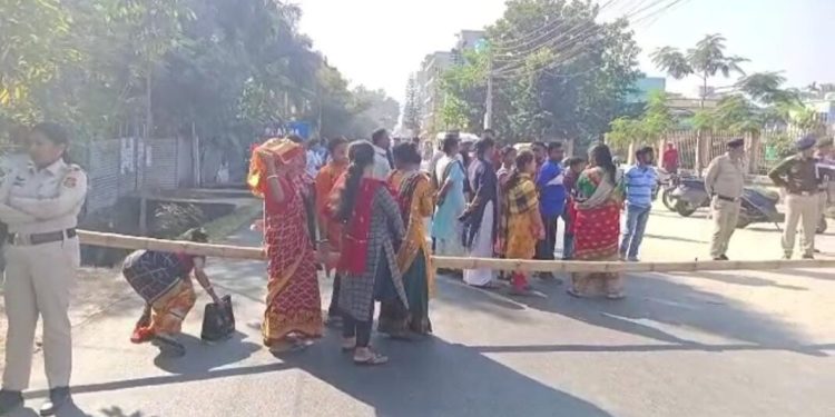 মেলা বাতিলের দাবিতে অভিভাবকদের বিক্ষোভ