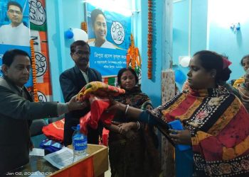 দুঃস্থদের মধ্যে কম্বল বিতরণ তৃণমূলের