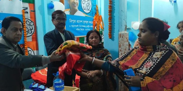 দুঃস্থদের মধ্যে কম্বল বিতরণ তৃণমূলের