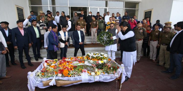 নরেন্দ্র চন্দ্র দেববর্মাকে শেষ শ্রদ্ধা জানালেন মুখ্যমন্ত্রী