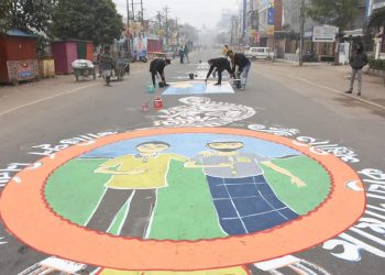 আলপনার মাধ্যমে শান্তিপূর্ণ ভোটদানের প্রচারে অভিনব উদ্যোগ