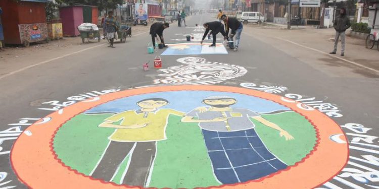 আলপনার মাধ্যমে শান্তিপূর্ণ ভোটদানের প্রচারে অভিনব উদ্যোগ