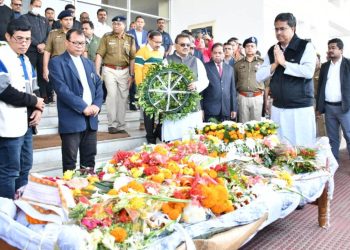 এন সি দেববর্মাকে শ্রদ্ধা নিবেদন