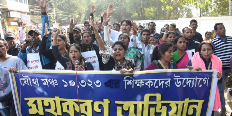 ১০৩২৩ শিক্ষক শিক্ষিকাদের মহাকরণ অভিযান