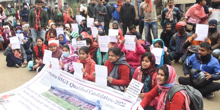 নিয়োগের দাবিতে শিক্ষা মন্ত্রীর গাড়ি আটকে বিক্ষোভ