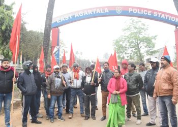 পূর্ব থানায় বিক্ষোভ প্রদর্শন