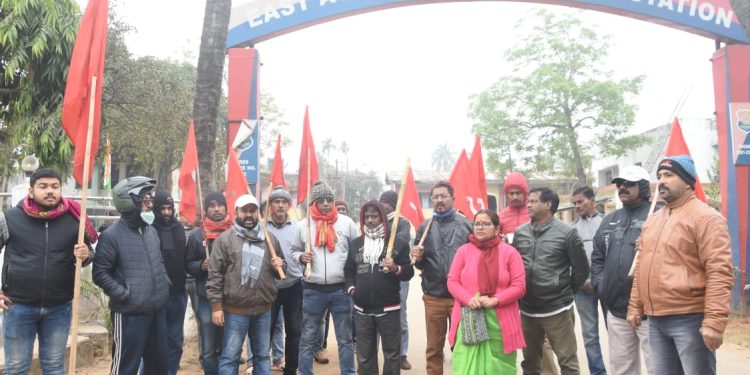 পূর্ব থানায় বিক্ষোভ প্রদর্শন