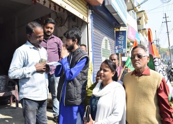 বাড়ি বাড়ি প্রচারে তৃণমূল