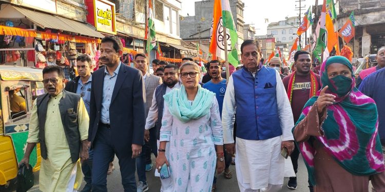 তৃণমূল কংগ্রেস রাস্তায় নেমে মানুষের স্বার্থে কাজ করছে