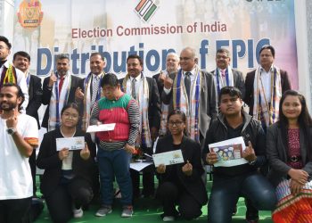 নতুন ভোটারদের এপিক কার্ড প্রদান