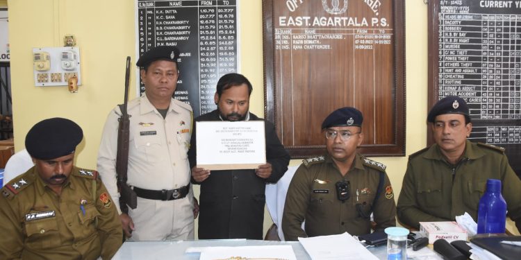 উকিল পরিচয় দিয়ে চুরি! গ্রেফতার ১