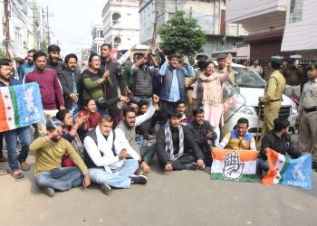 শিক্ষামন্ত্রীর বাড়ি ঘেরাও