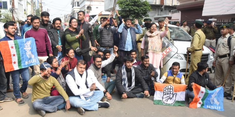 শিক্ষামন্ত্রীর বাড়ি ঘেরাও