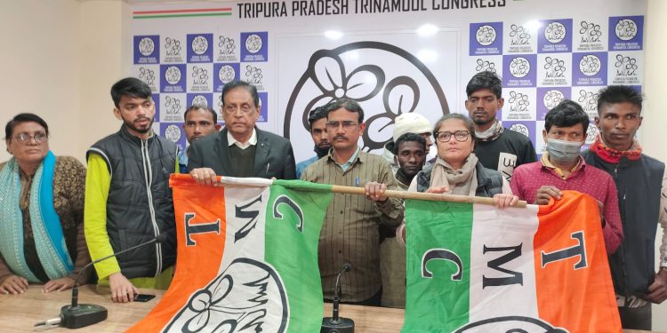 বিধানসভা নির্বাচনের আগে শক্তিবৃদ্ধি তৃণমূলের