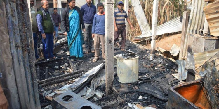 বিজেপি কর্মীর বাড়িতে আগুন